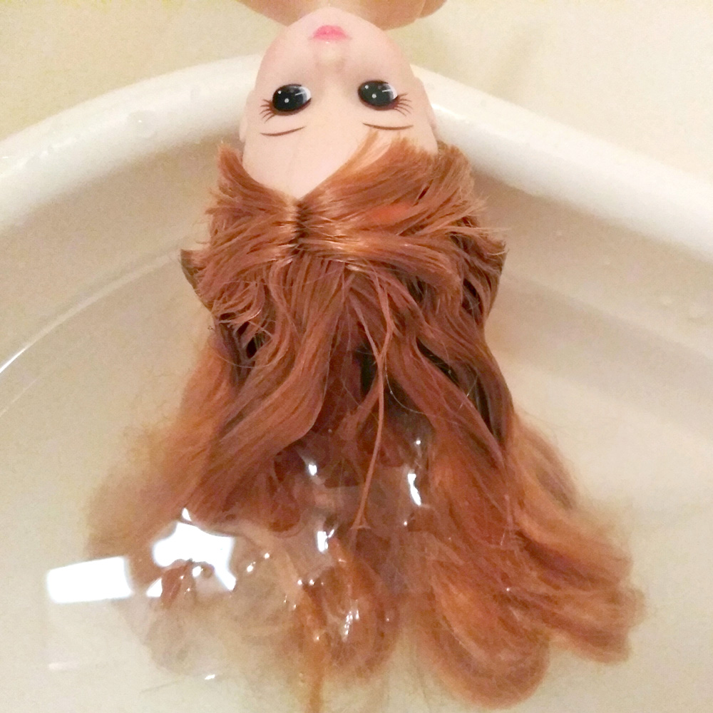 リカちゃんの髪を洗っているところ