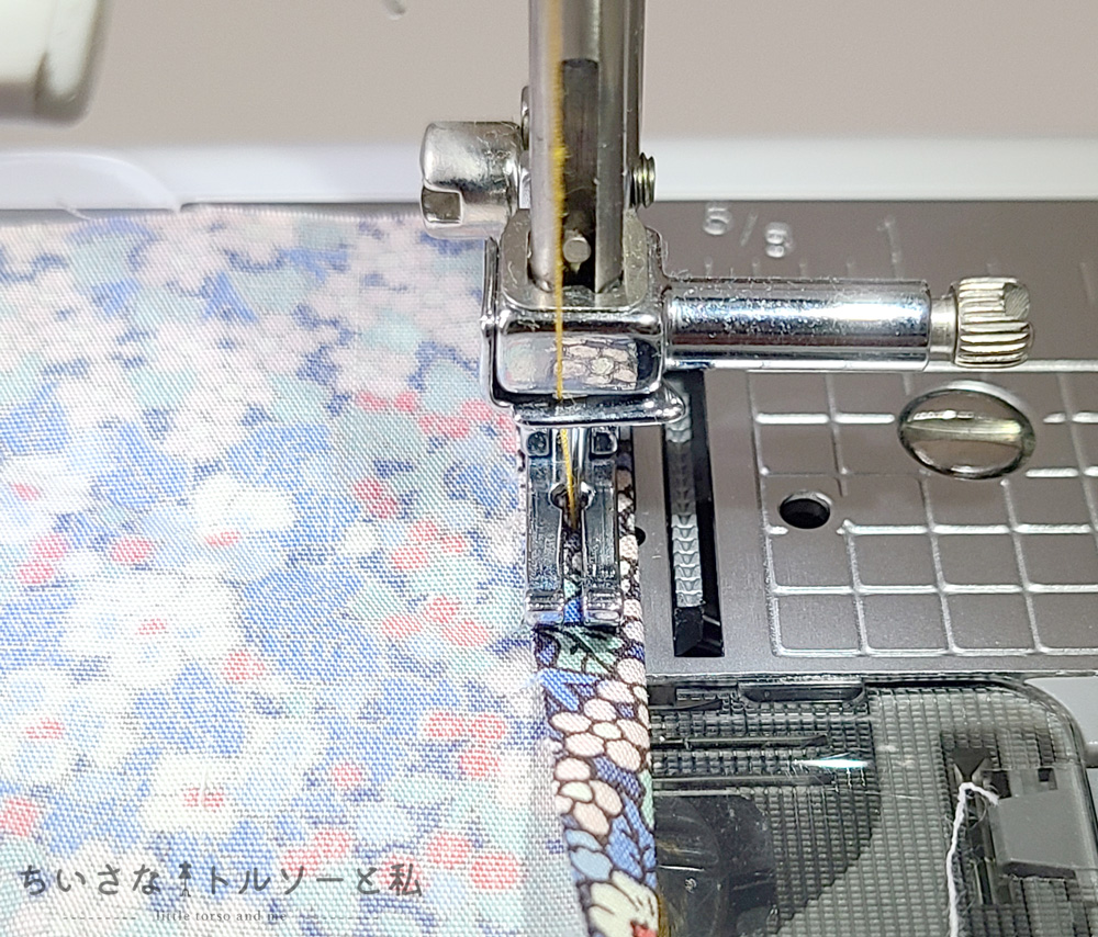 実際にKAWAGUCHIの2mm押えで縫っているところ