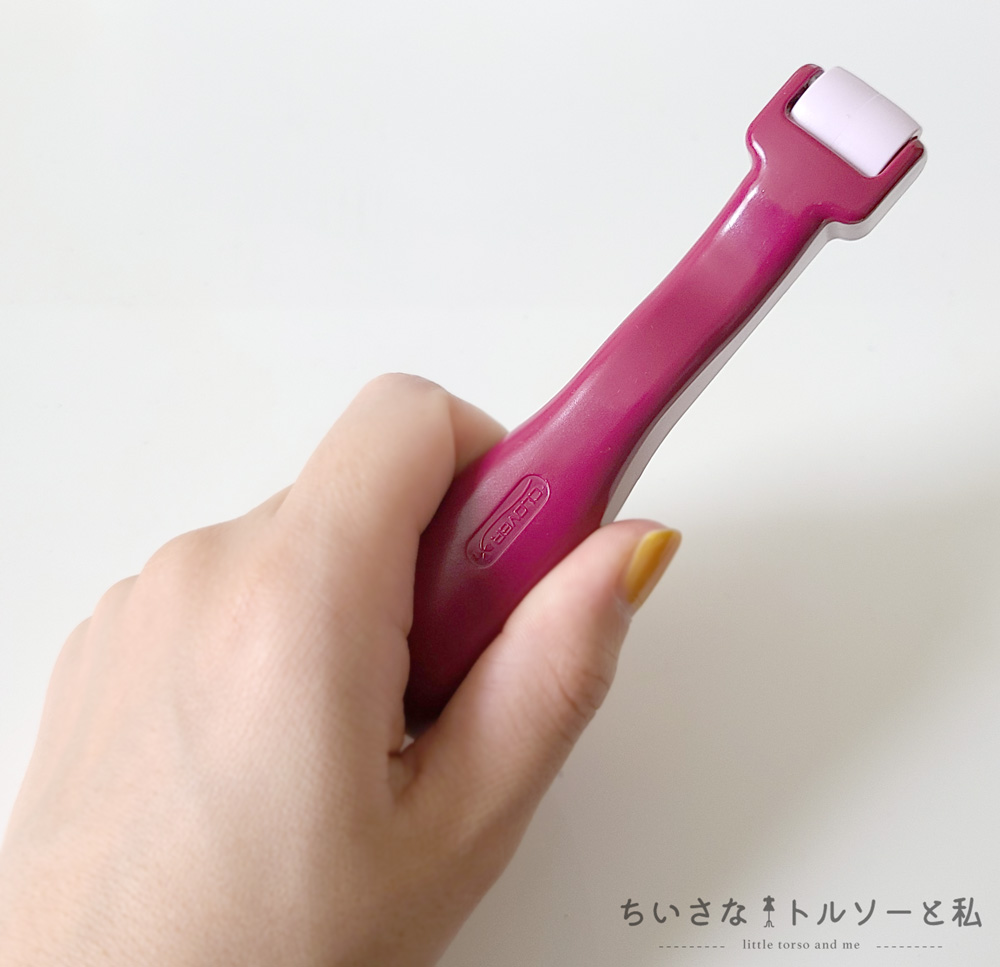 クロバーのコロコロオープナーを持ったところ